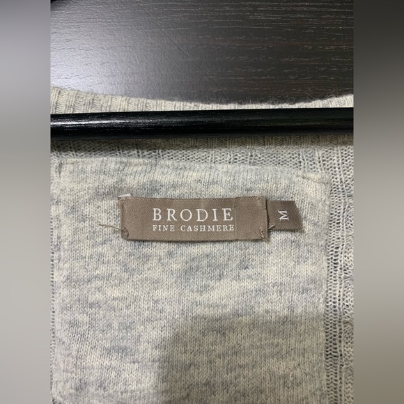 Brodie cashmere v-neck sweater - Picture 3 of 5